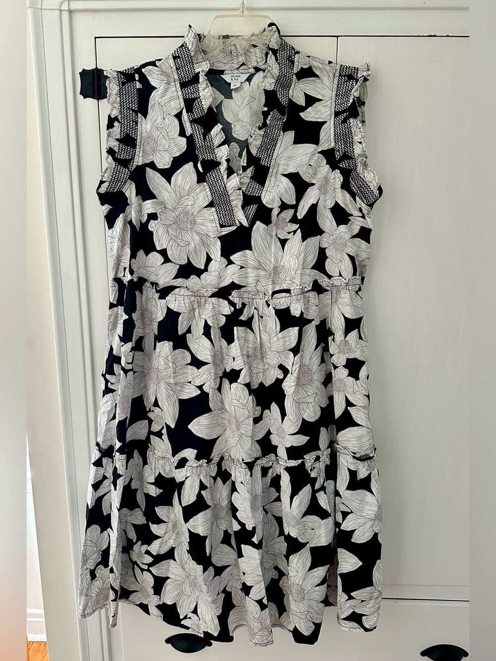 Sleeveless Black & White Floral Ruffle V-Neck Dress Crown and Ivy Large